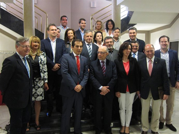 Cristóbal Montoro con alcaldes y representantes del PP de Córdoba