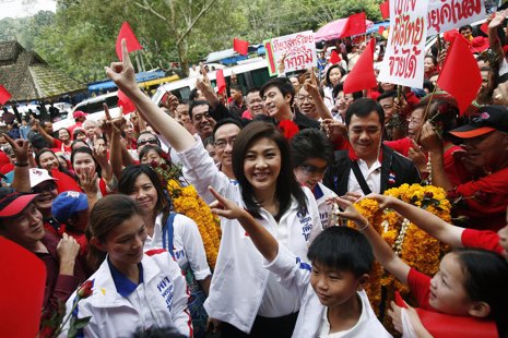 Seguidores de Yingluck celebran su victoria en las
