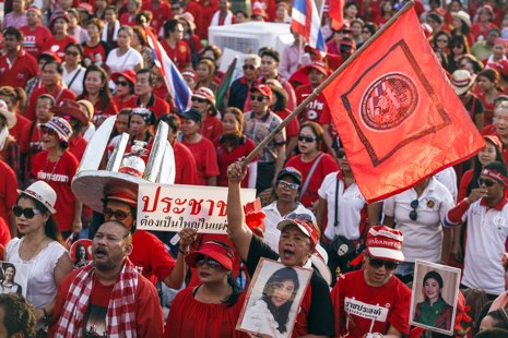 'Camisas rojas' protestan por la destitución de Yi