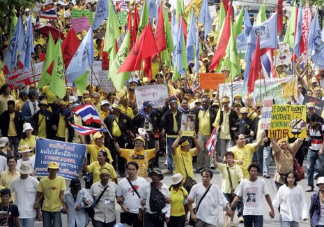 'Camisas amarillas' protestan en contra de Thaksin