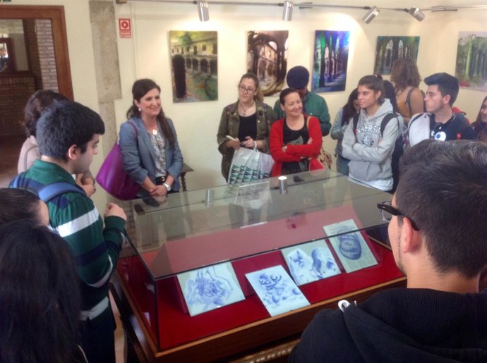 Caballero, con alumnos de la escuela de arte, en la muestra 'EnclaustrArte'