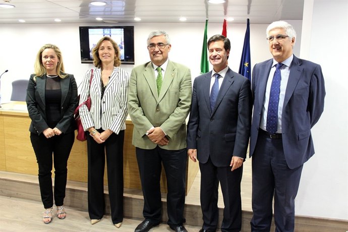El rector de la US, Antonio Ramírez de Arellano, en el centro