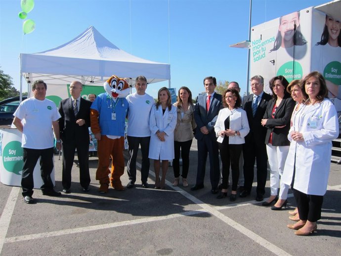 Autoridades y responsables de Satse en la Feria de los Cuidados