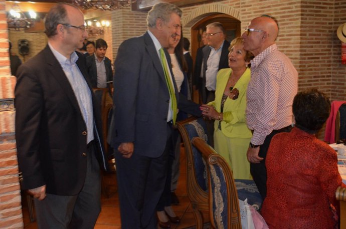 Posada dialoga con asistentes al acto público en Almería
