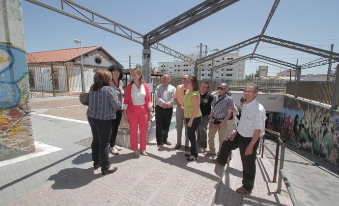Visita de Laura Ruiz al paso inferior de las vías en Villarrubia