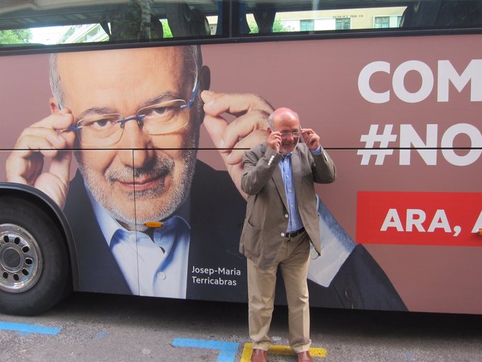 Josep Maria Terricabras (ERC) antes su bus de campaña