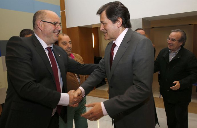 Javier Fernández, a la derecha