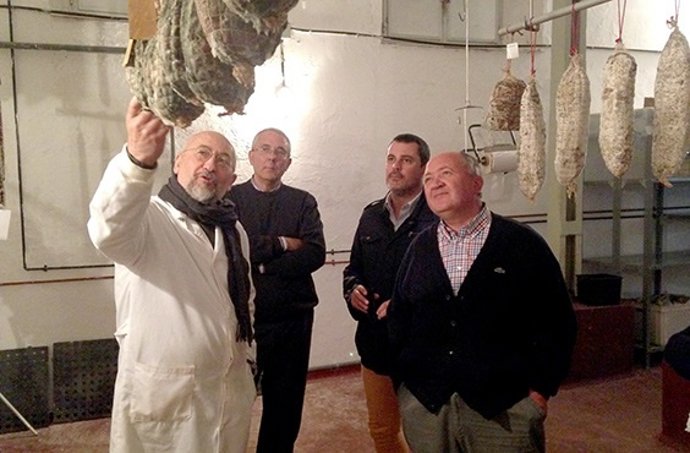 Jesús Ferrera en una empresas de jamones en Cumbres Mayores. 