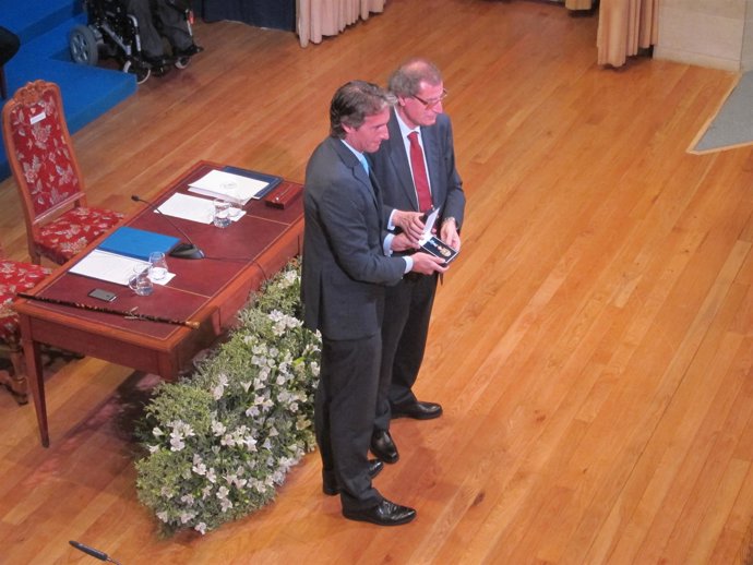 Entrega de la Medalla de Oro de Santander al Ateneo