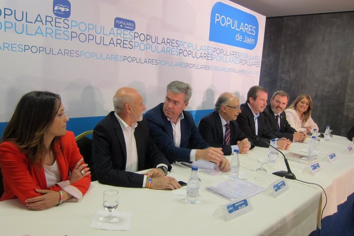 Montoro, en el centro, con responsables del PP en la provincia de Jaén.