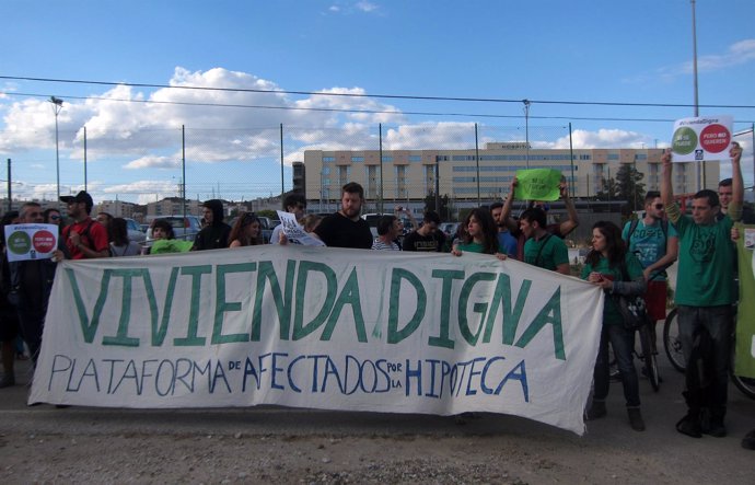 Miembros de la PAH concentrados en Málaga ante mitin del PP