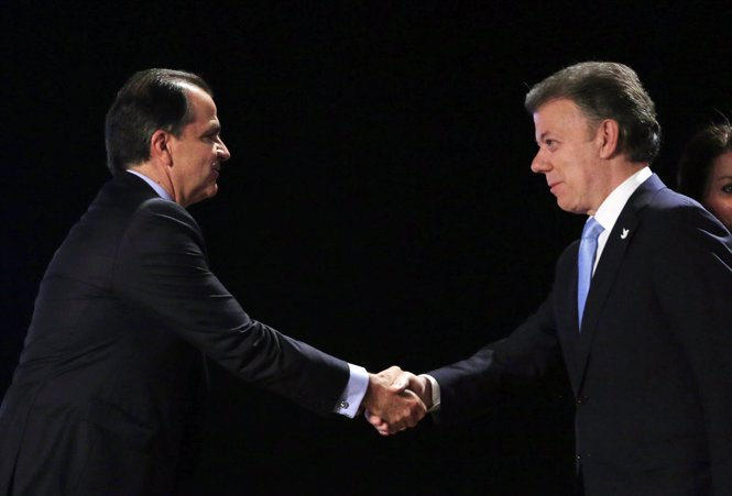 Colombia's President and candidate l Santos shakes hands  with Presidential cand