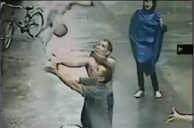 Niño chino cae desde un segundo y es rescatado