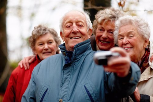 Personas mayores haciendo un selfie