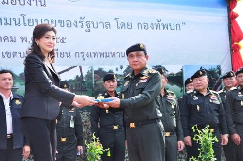 El general Prayuth Chan Ocha y Yingluck Shinawatra