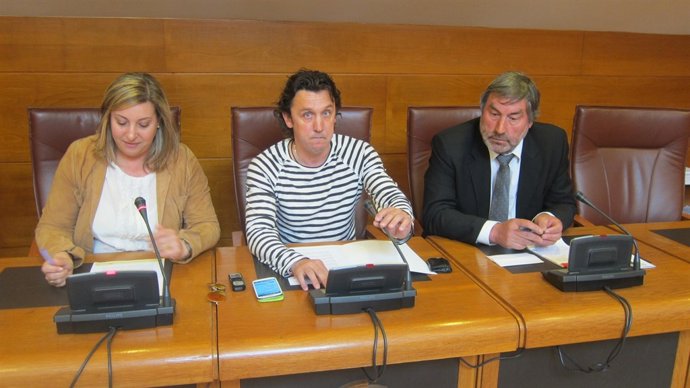 Rosa Valdés y Fernando Fernández con el pedáneo de Cosío