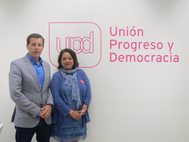 Los candidatos aragoneses de UPyD, Carlos Aparicio e Irene Romea.
