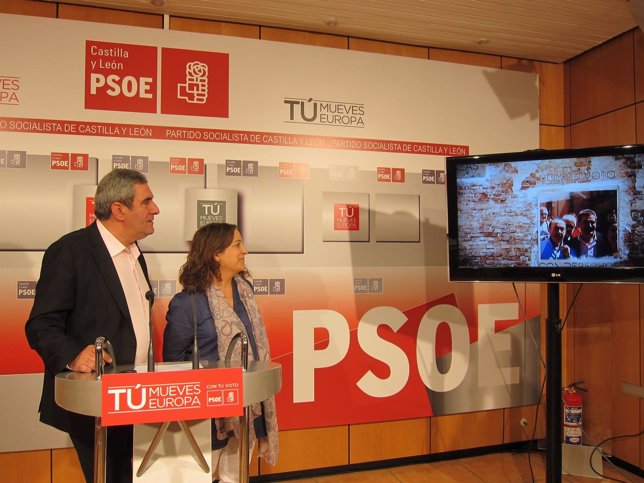 Villarrubia y García ven un video sobre la campaña de las europeas