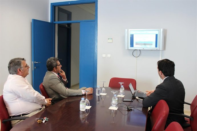 Gutiérrez Limones se reúne con responsables de la empresa. 