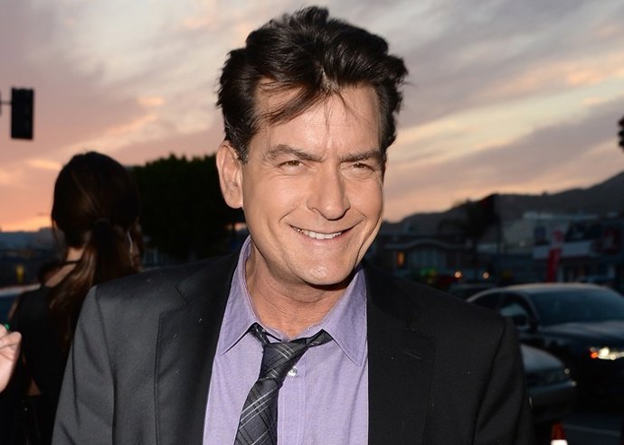 Charlie Sheen dice que no le importaría volver a Dos hombres y medio