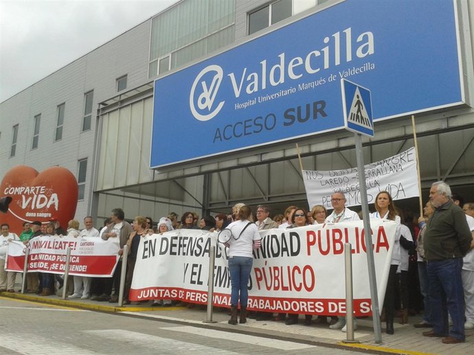Protesta contra la centralización de laboratorios en Valdecilla