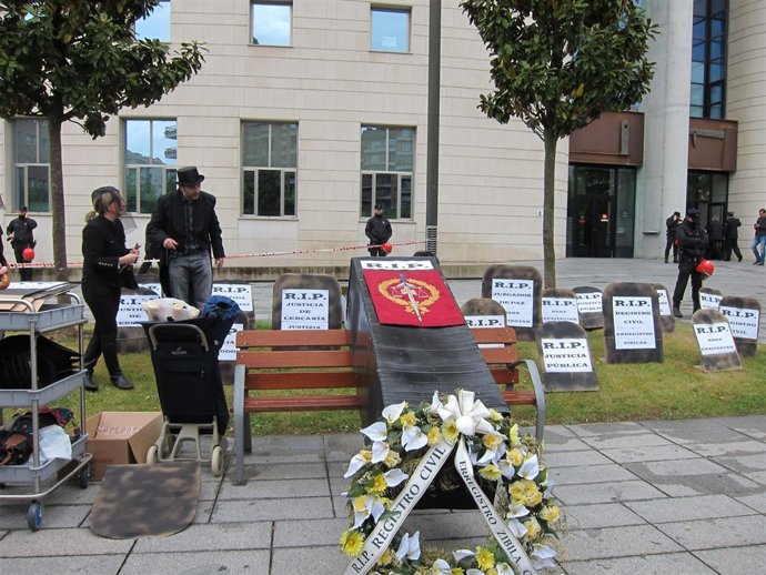 Sindicatos escenifican el entierro de la Justicia.