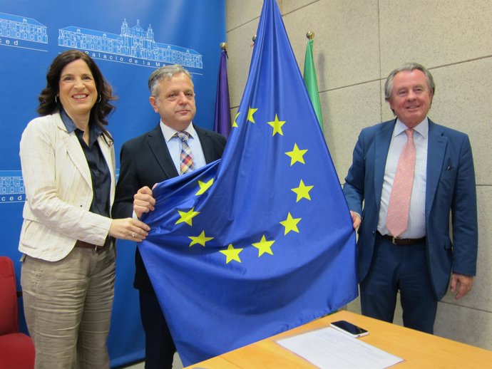 Fuentes (centro), con la bandera de Europa, entre Gracia y Gutiérrez