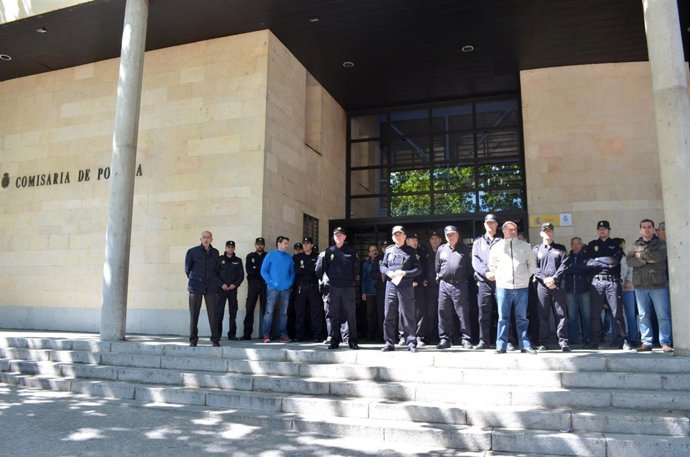 Concentración en la Comisaría de Segovia.