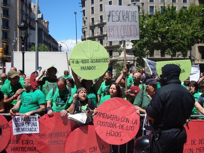 Escrache de activistas de la PAH a M.A.Cañete (PP)