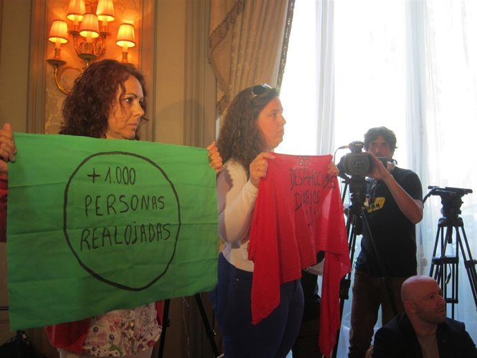 Dos activistas de la PAH durante una conferencia de M.A.Cañete (PP)