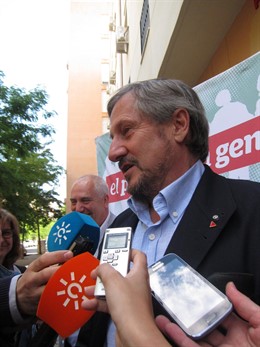 Willy Meyer atiende a los medios tras un acto electoral