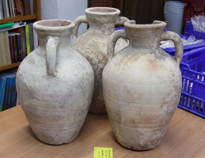 Tinajas de cerámica medieval halladas en Manises