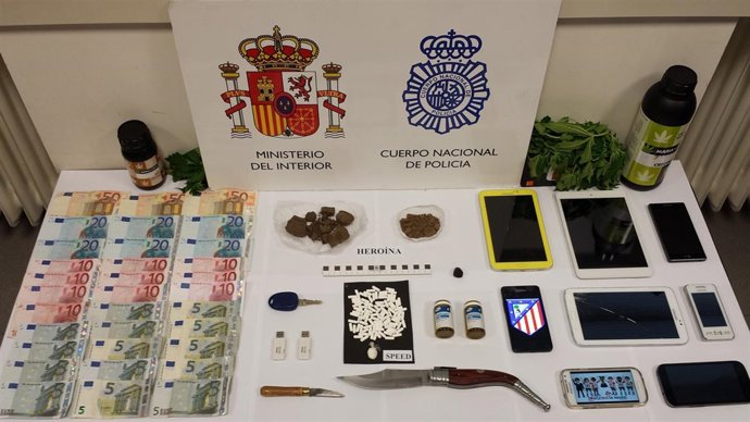 Drogas y otros efectos intervenidos a los 'Monchines'.