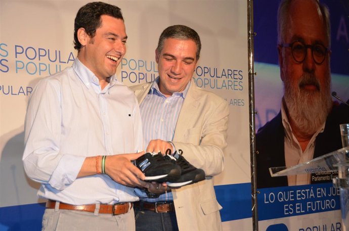 Juanma Moreno recibe unas deportivas en Málaga de su portavoz en el partido