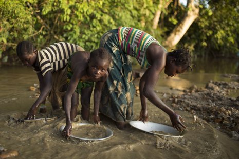 Niños en un río en Repúblicacentroafricana