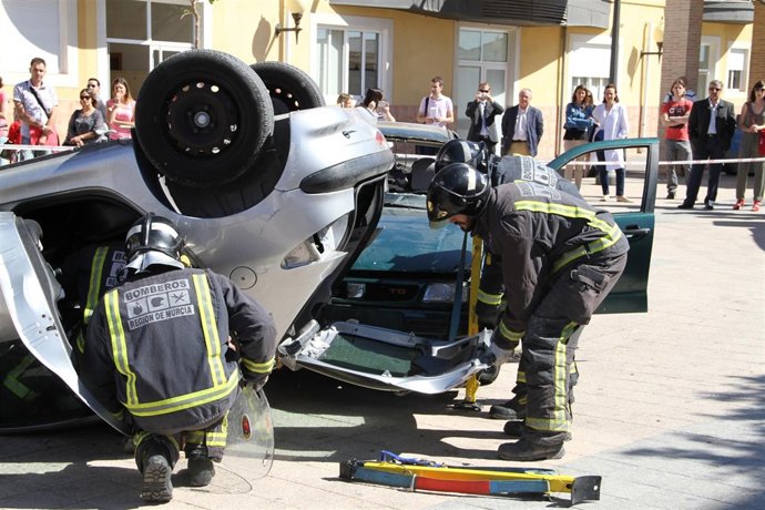 Un instante del simulacro en el que han participado bomberos y policía local
