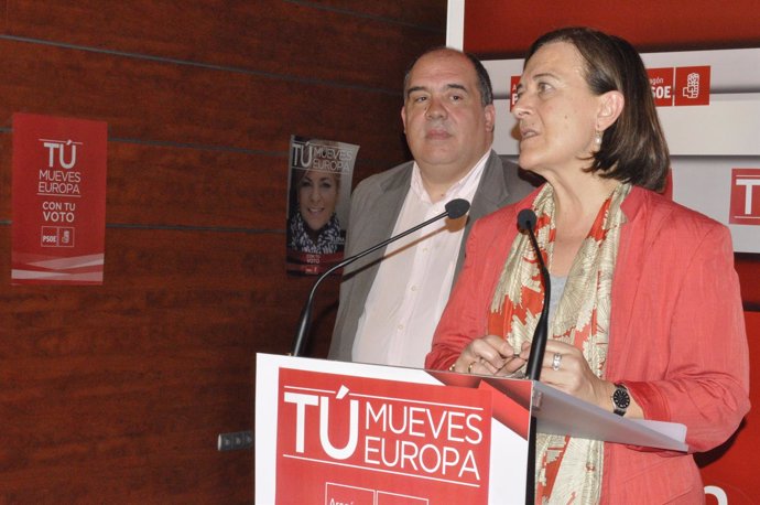 La candidata del PSOE Inés Ayala y Roberto Fernández, de la Ejecutiva Regional.