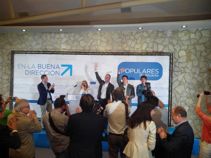 Fabra y José Juan Zaplana saludan junto a Eva Ortiz a los militantes en Alicante