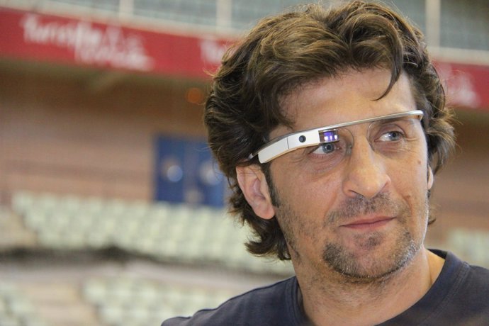 Marcelo Nicola con las 'Google Glass'