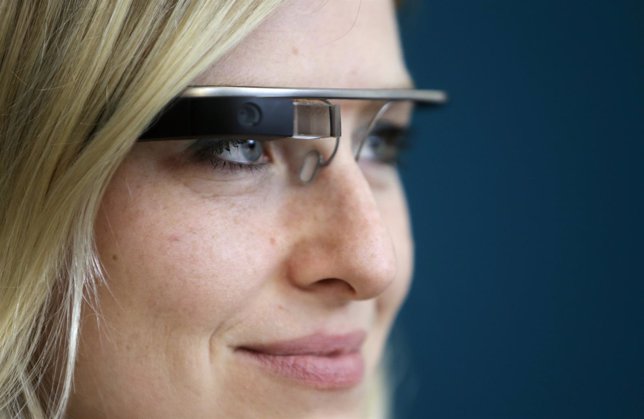 Una mujer lleva las Google Glass
