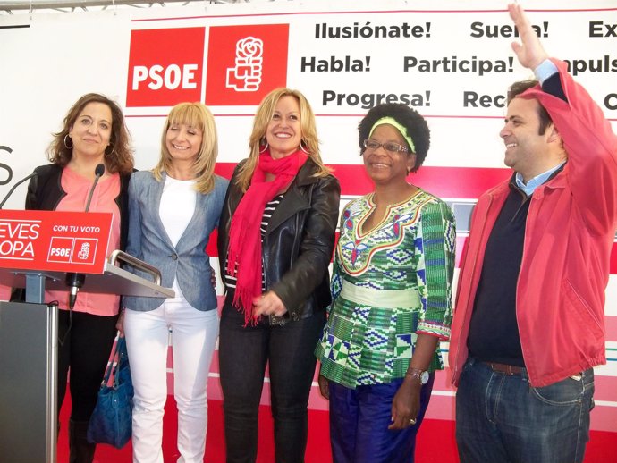 Trinidad Jiménez (c) en el cierre de campaña del PSOE en Trobajo (León)