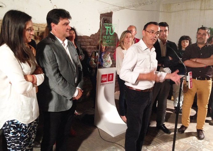 Cruz, Caraballo y Jiménez, en el acto de cierre de campaña del PSOE de Huelva