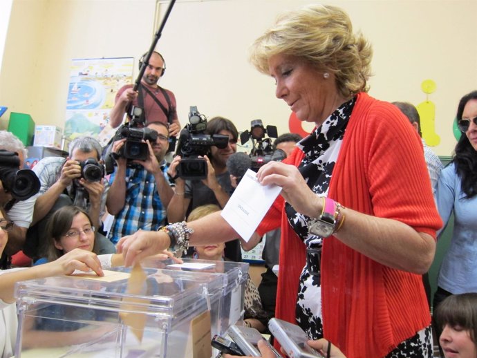 Esperanza Aguirre Votando