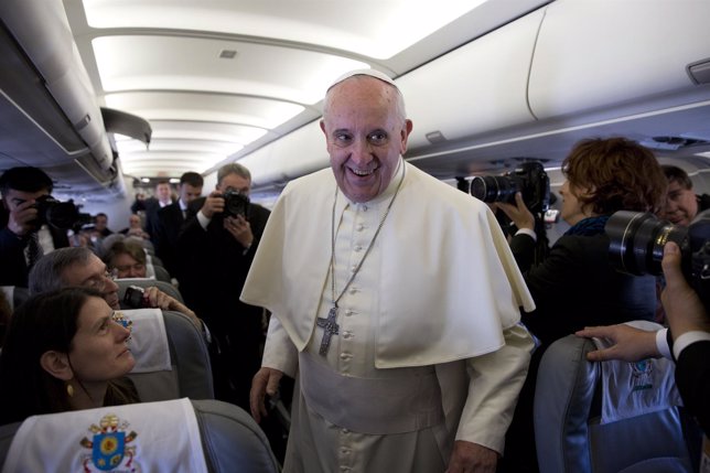 Papa Francisco en su vuelo a Jordania