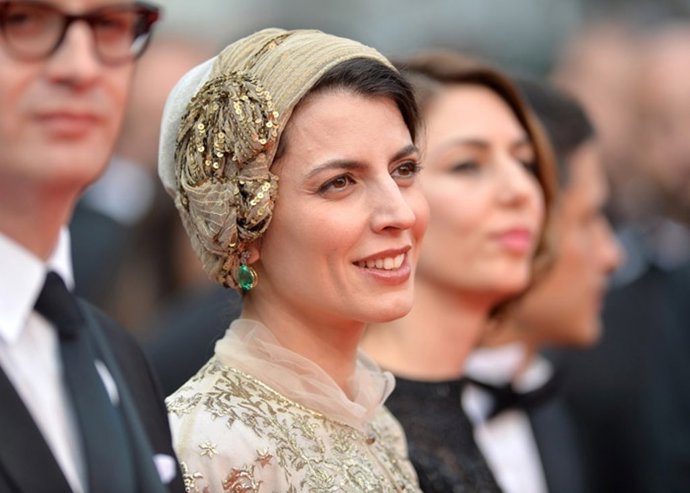 La actriz Leia Hatami flagelada por un beso en Cannes