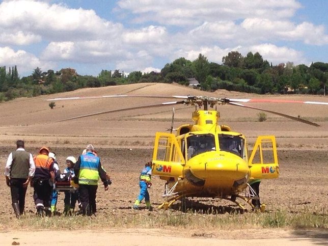 Un helicóptero del SUMMA traslada la víctima hasta el Hospital La Paz
