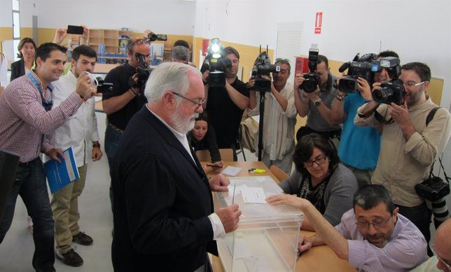 Miguel Arias Cañete vota en las elecciones europeas