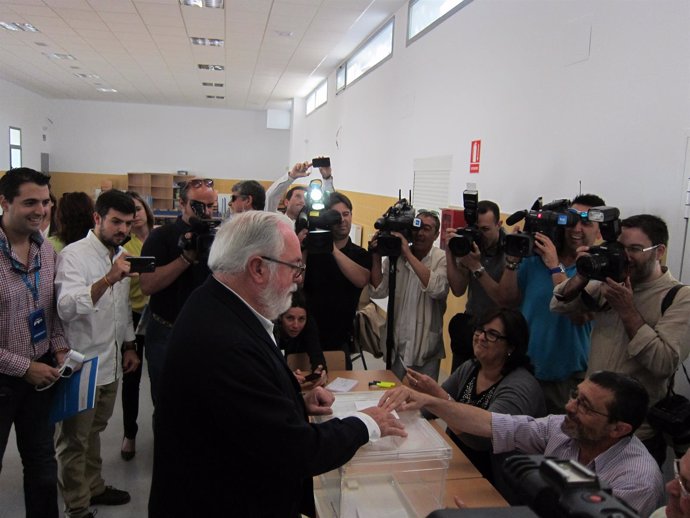 El candidato del PP al Parlamento Europeo, Miguel Arias Cañete, votando en Jerez