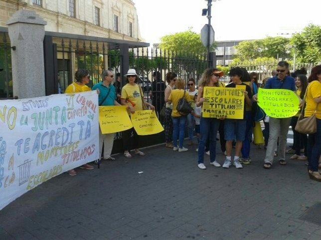 Protesta ante el Parlamento andaluz de monitores escolares titulados