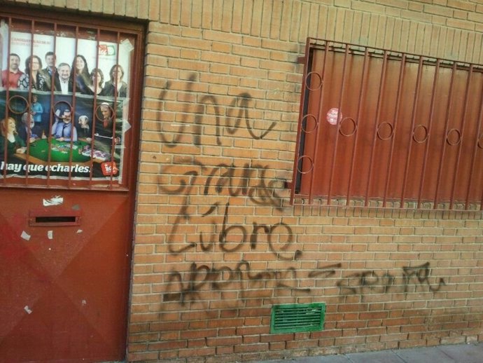 Pintada en la fachada de la sede de IU en Torrejón